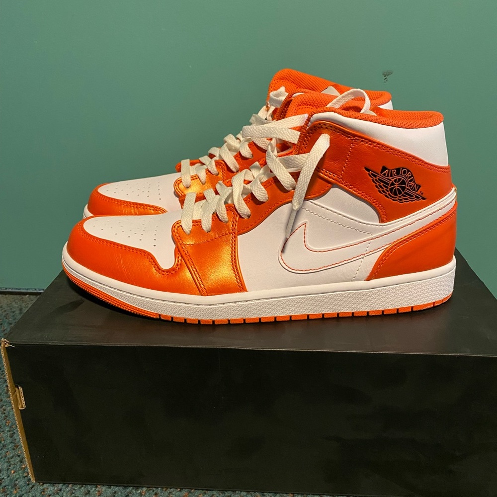 Air Jordan 1 electro orange Mid SE